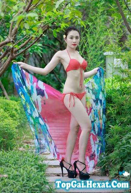 Gái Việt ngực to tròn với bikini bên hồ bơi