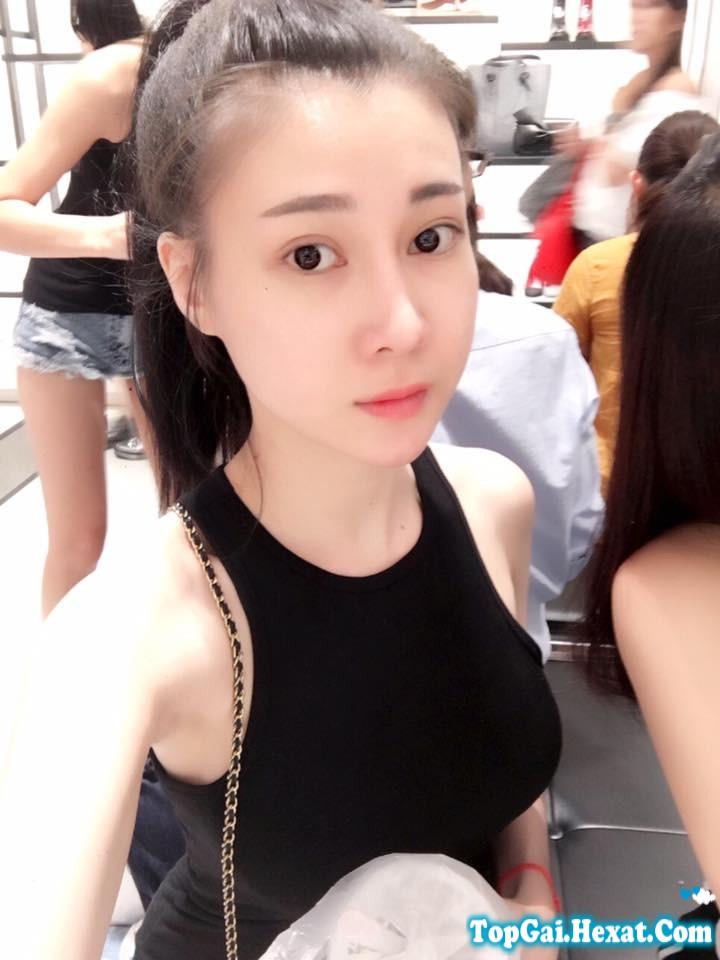 Hot girl Linh Elly khoe vếu cực xinh
