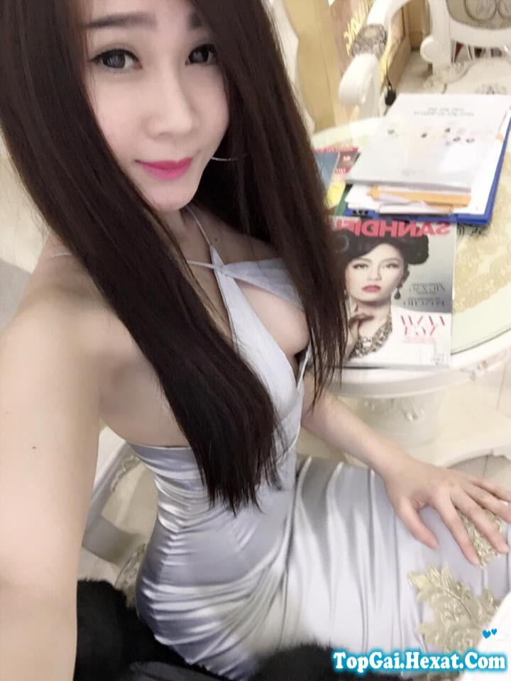 Hot girl Linh Elly khoe vếu cực xinh